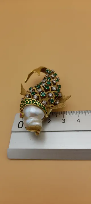 Broche de oro 18kt con brillantes.