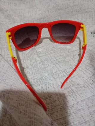 Gafas de sol rojas y amarillas