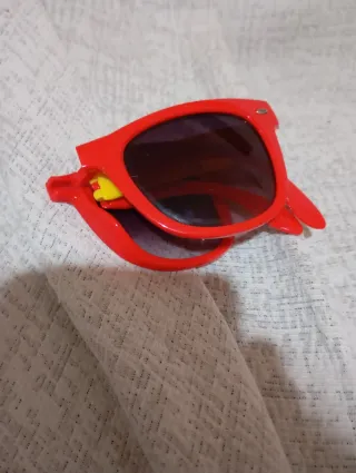 Gafas de sol rojas y amarillas