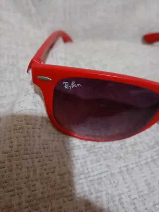 Gafas de sol rojas y amarillas