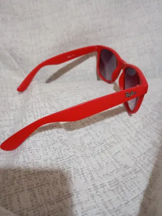 Gafas de sol rojas y amarillas