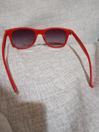 Gafas de sol rojas y amarillas