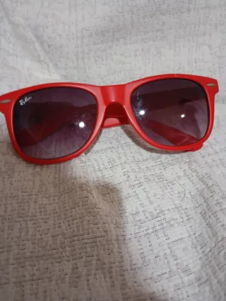 Gafas de sol rojas y amarillas