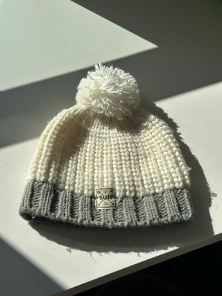 Gorro blanco y gris con pompón