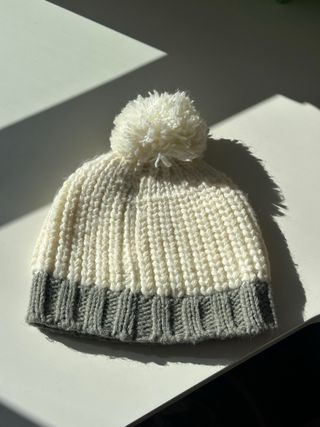 Gorro blanco y gris con pompón