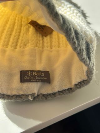 Gorro blanco y gris con pompón