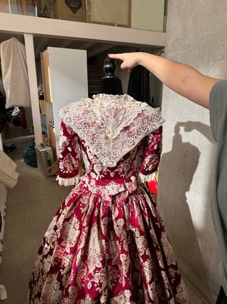 Traje de Fallera de seda rojo burdeos Vives y Marí