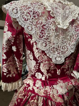 Traje de Fallera de seda rojo burdeos Vives y Marí