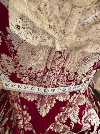 Traje de Fallera de seda rojo burdeos Vives y Marí