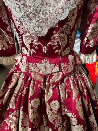 Traje de Fallera de seda rojo burdeos Vives y Marí