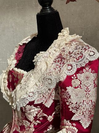 Traje de Fallera de seda rojo burdeos Vives y Marí