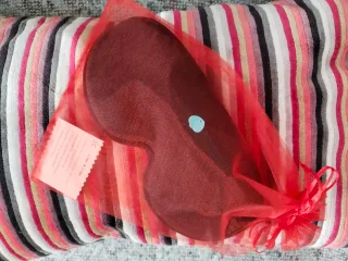 Máscara para ojos oscura meditación