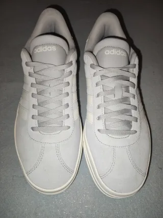 Zapatillas Adidas grises y blancas