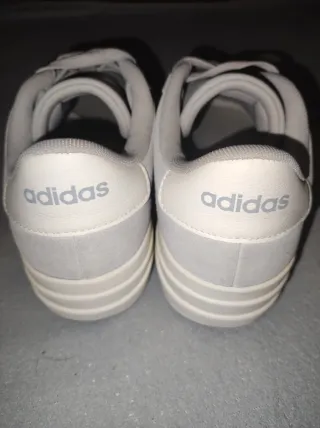 Zapatillas Adidas grises y blancas