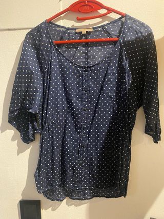 Camisa azul con topitos blancos