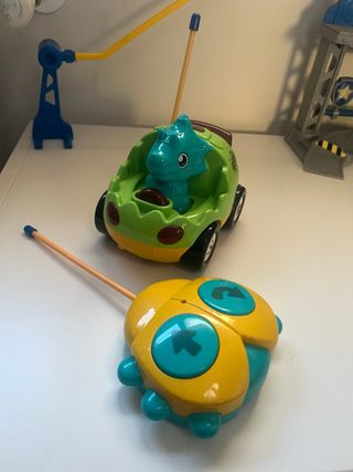 Coche teledirigido con dinosaurio