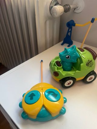 Coche teledirigido con dinosaurio