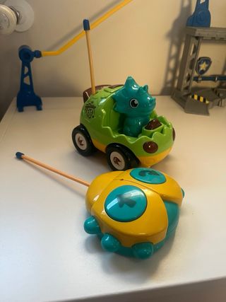 Coche teledirigido con dinosaurio