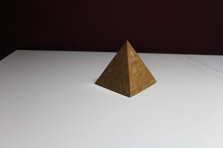 Pirámide Decorativa de Mármol Natural