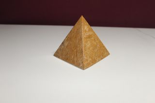 Pirámide Decorativa de Mármol Natural