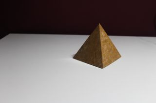 Pirámide Decorativa de Mármol Natural