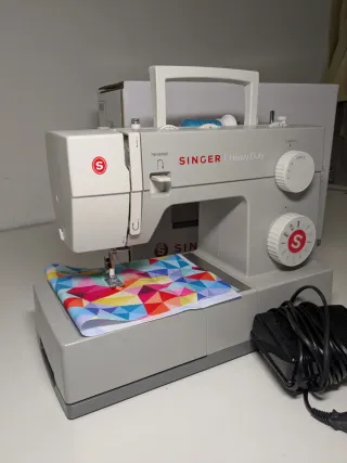 Máquina de Coser Singer Heavy Duty 4411