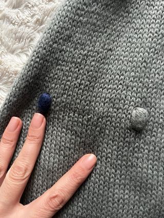 Bufanda gris con pompones