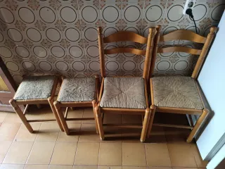 2 Sedie e 2 Sgabelli da Cucina in Legno