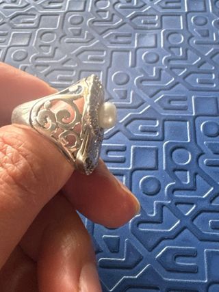 Anillo de plata con perla y detalles