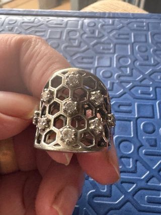 Anillo de plata con perla y detalles