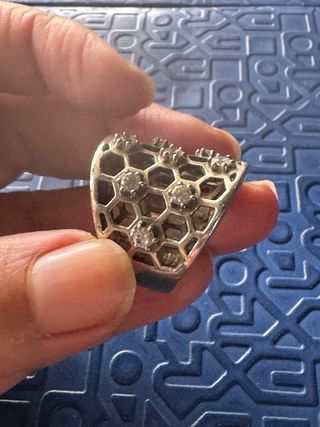 Anillo de plata con perla y detalles