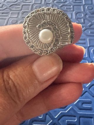 Anillo de plata con perla y detalles