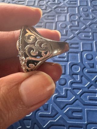 Anillo de plata con perla y detalles