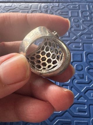 Anillo de plata con perla y detalles