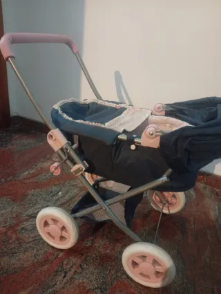 Carrito de bebé rosa y azul