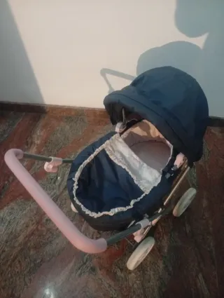 Carrito de bebé rosa y azul