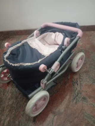 Carrito de bebé rosa y azul