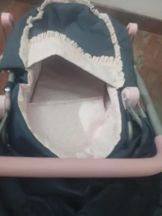 Carrito de bebé rosa y azul