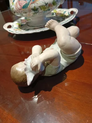 Figura de porcelana bebé con caracola 23cmx12cm