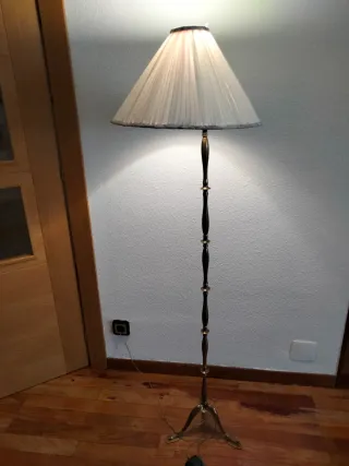 Lámpara de pie tela y metal. 152 cm. Altura.