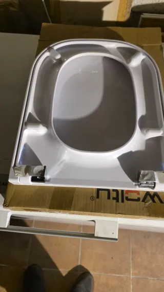 Tapa de inodoro blanca