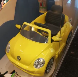 Coche a batería infantil amarillo