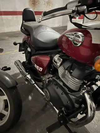 Royal Enfield Super Meteor 650 Roja