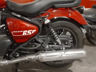 Royal Enfield Super Meteor 650 Roja