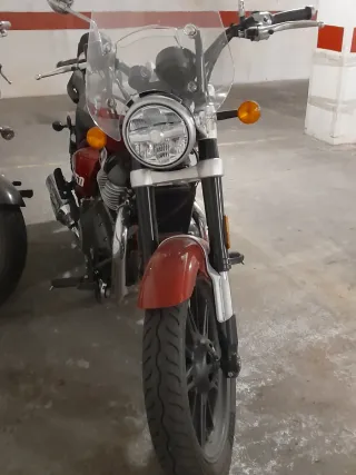 Royal Enfield Super Meteor 650 Roja