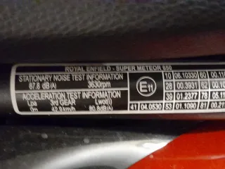 Royal Enfield Super Meteor 650 Roja