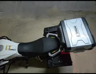 Mostrón Xnord 125 con maletas