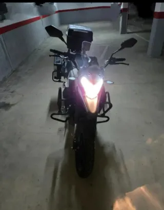 Mostrón Xnord 125 con maletas