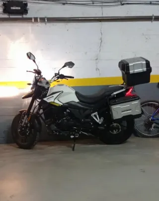 Mostrón Xnord 125 con maletas