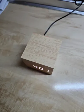Reloj de mesa digital imitación madera